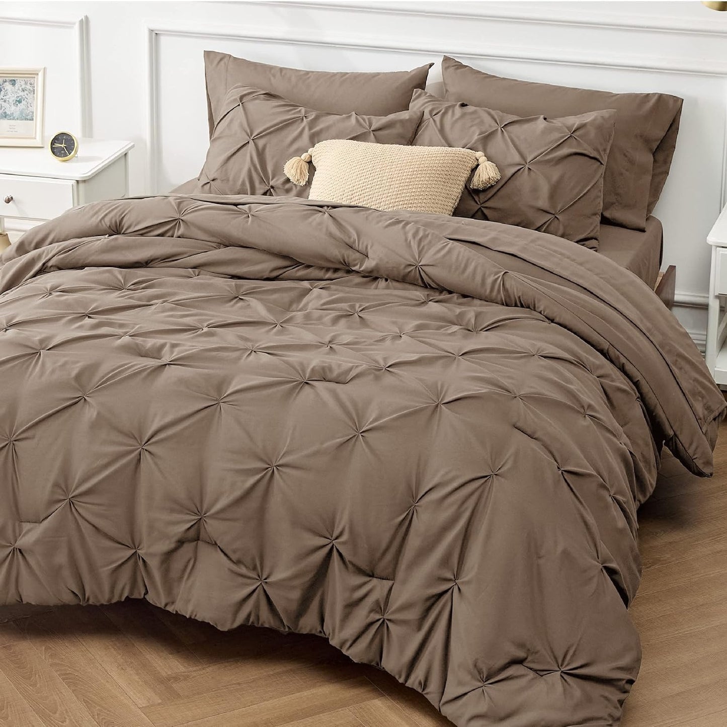 5-Piece/7-Piece Pinch Pleat Comforter Bedding Set - Luxurious Soft Bed Set with Comforter, Sheets, Pillowcases, Shams, and Stylish Pinch Pleat Design for a Cozy Sleeping Experience