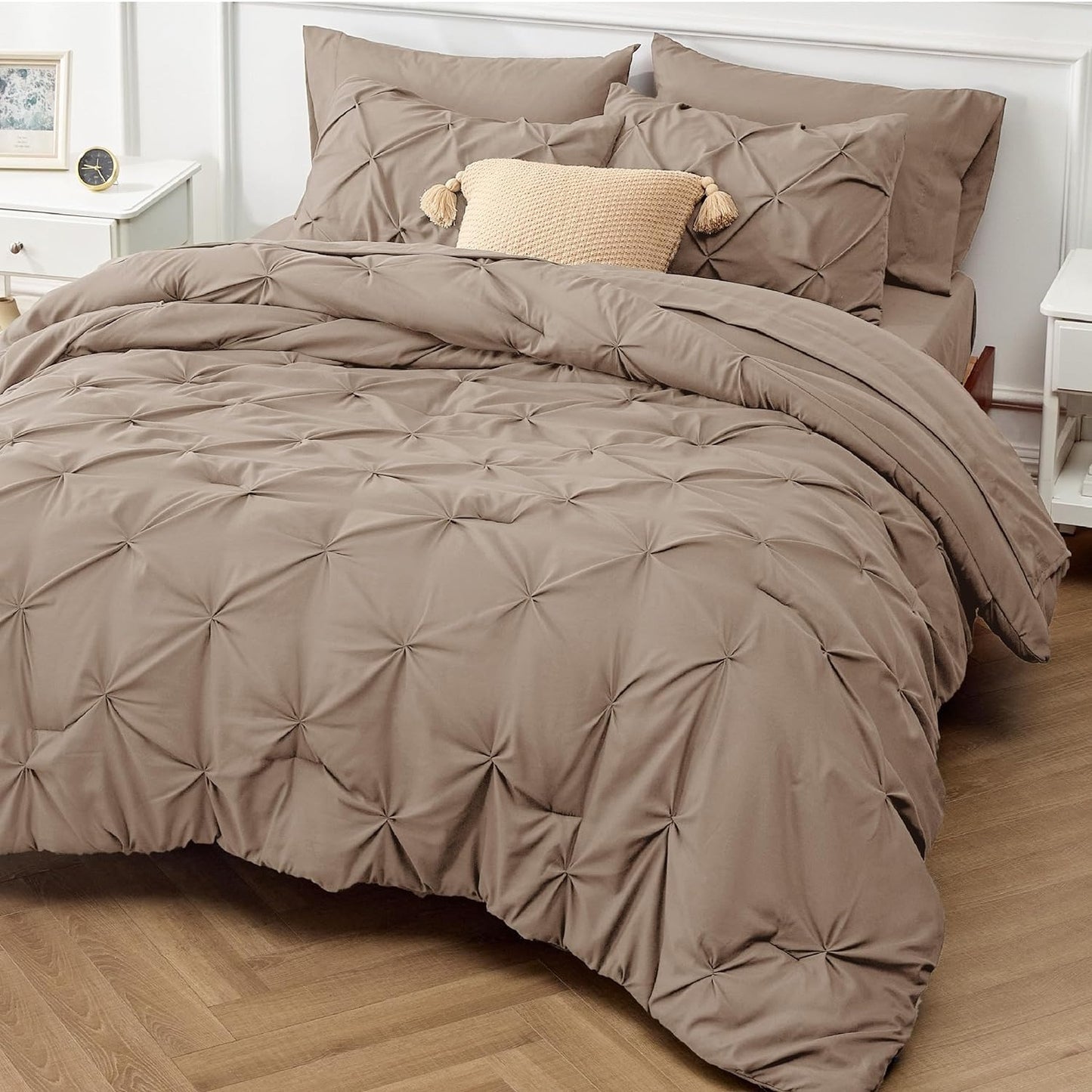 5-Piece/7-Piece Pinch Pleat Comforter Bedding Set - Luxurious Soft Bed Set with Comforter, Sheets, Pillowcases, Shams, and Stylish Pinch Pleat Design for a Cozy Sleeping Experience