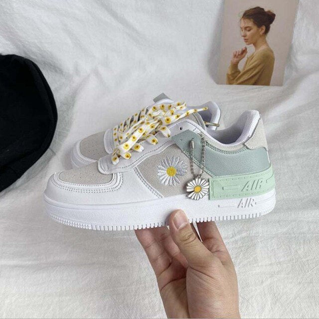 Spring Korean xue sheng ban xie wang Red Little Daisy Sports Shoes White Shoes Woman Shoes Sneakers Zapatos Mujer