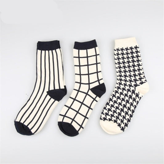 xiangtuibao 1 Pair Japanese Lattice & Vertical Stripes Harajuku Women/Men Fashion Causal Socks Autumn Winter Classic Black&White Socks