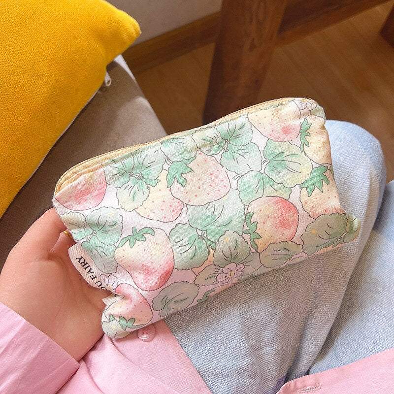 Cute Strawberry Cosmetic Bag Small Makeup Pouch Zipper Make Up Organizer Bag Floral Beauty Case Women Portable Toiletry Pouch